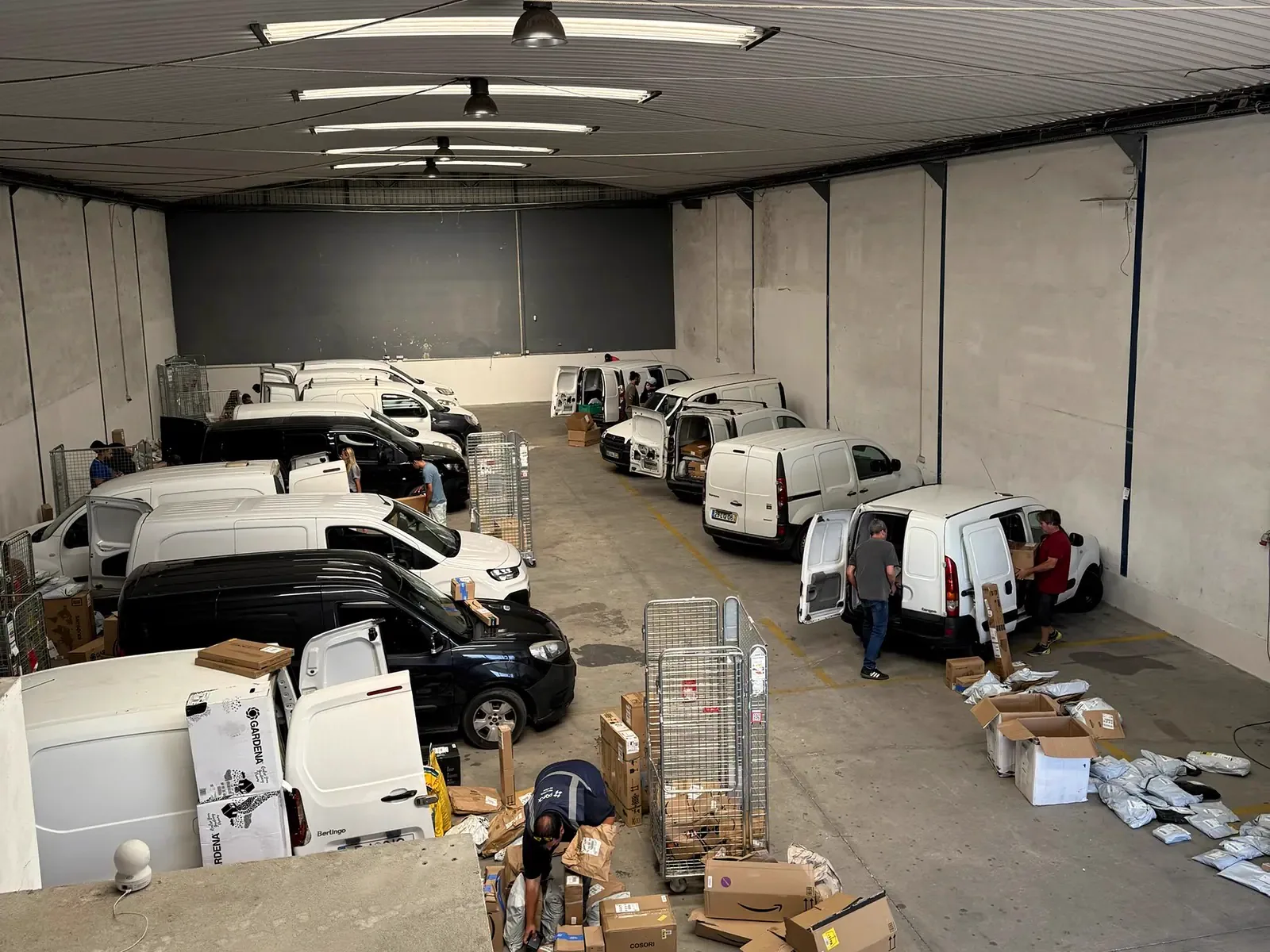 Carrinhas e encomendas a ser separadas no armazém da SOLOG no Juncal
